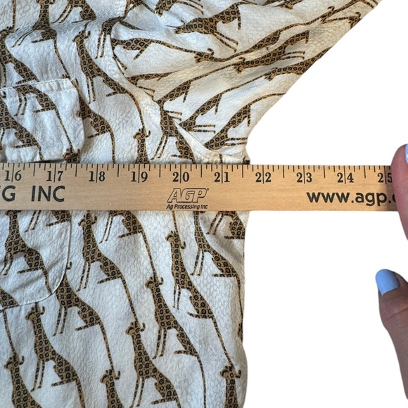 Chico’s Size 2 (L/XL) Giraffe Print Button Down Animal Print Safari Shirt F422 - Picture 4 of 8